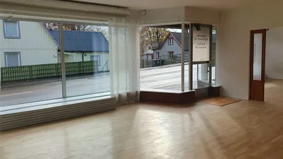 Ljus och välplanerad lokal för butik/kontor/showroom/annan verksamhet centralt i Ljungbyhed med lager